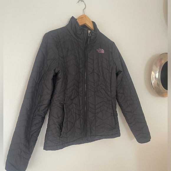 The North Face Quilted Puffer Jacket - Picture 3 of 12